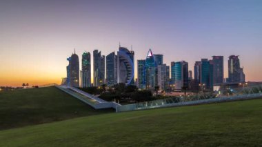 Doha 'nın yüksek katlı mahallesi gün batımından sonra gece-gündüz zamanlaması.