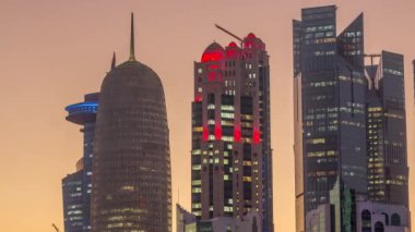 Doha 'nın yüksek katlı mahallesi gün batımından sonra gece-gündüz zamanlaması.