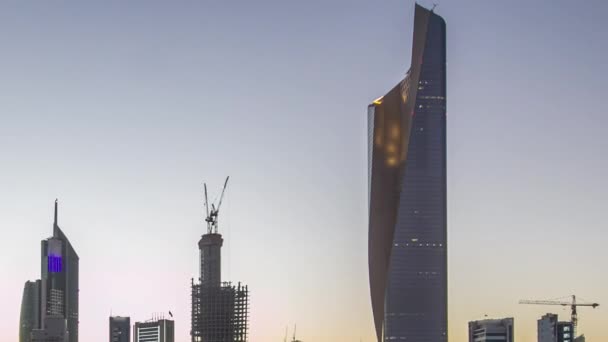 Skyline met Skyscrapers dag tot nacht timelapse in Koeweit Stad verlicht in de schemering. Koeweit Stad, Midden-Oosten — Stockvideo