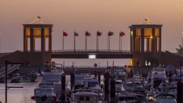 在科威特的鲨鱼码头，游艇和船只日以继夜地驶过。科威特城，中东 — 图库视频影像