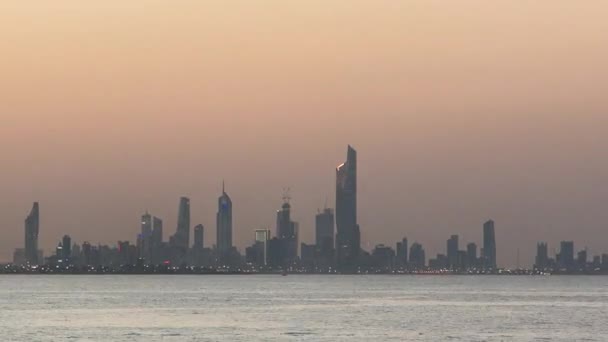 Skyline med skyskrapor dag till natt timelapse i Kuwait City centrum upplyst i skymningen. Kuwait City, Mellanöstern — Stockvideo