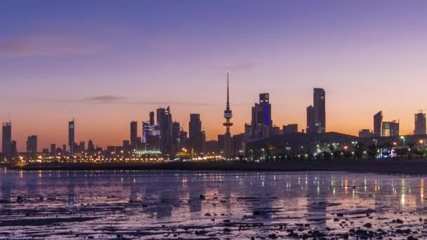 科威特城市的海滨天际线从夜到日 — 图库视频影像