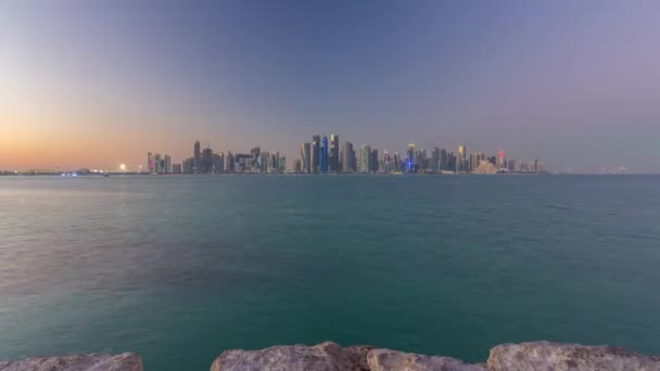 Doha Downtown Skyline Tag-Nacht-Zeitraffer, Katar, Naher Osten — Stockvideo