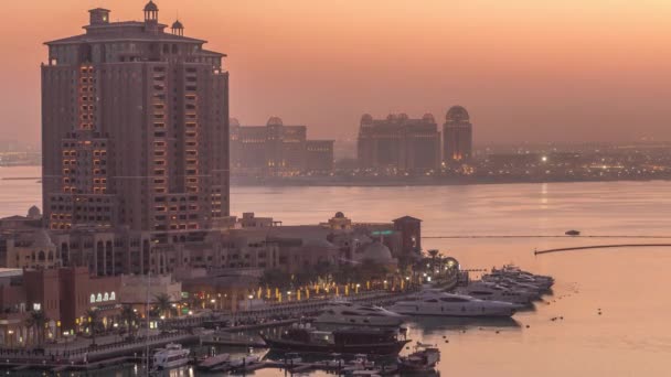 Вечір у Перл-Катарі від дня до ночі.. — стокове відео