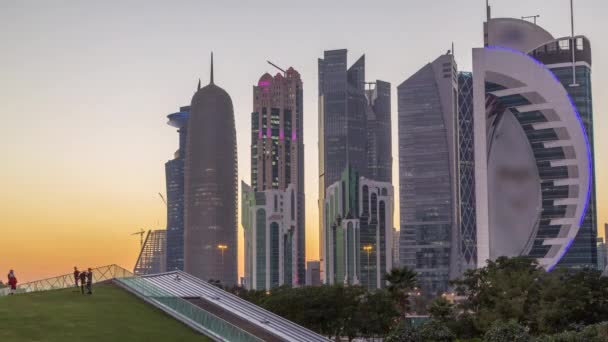 O distrito de arranha-céus de Doha dia a noite timelapse após o pôr do sol — Vídeo de Stock
