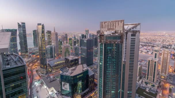 El horizonte de la zona de West Bay desde la cima de Doha noche a día timelapse, Qatar. — Vídeos de Stock