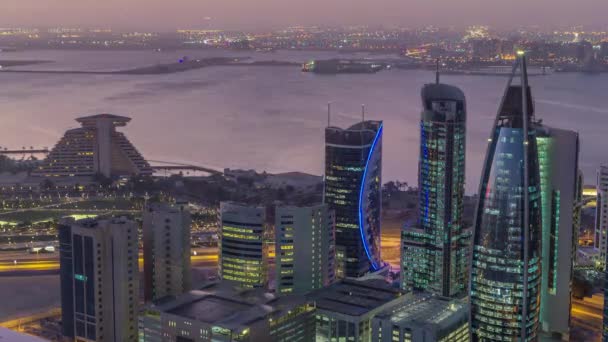 Die Skyline der Westbucht von oben in Doha in der Nacht auf den Tag Zeitraffer, Katar. — Stockvideo