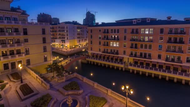 Canale aereo vista dall'alto a Venezia-come Qanat Quartiere della Pearl recinto di Doha giorno per notte timelapse, Qatar. — Video Stock