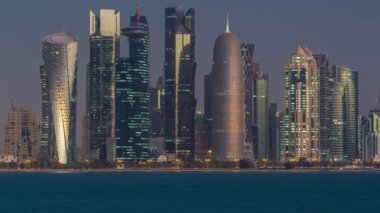 Katar 'da Doha' nın ufuk çizgisi gece gündüz geçiş zamanı