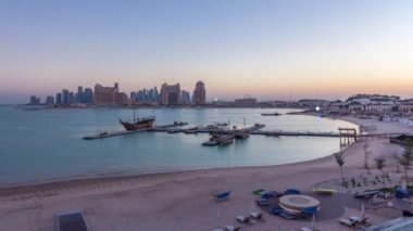 Katara Sahili 'nden gece gündüz Doha Katar' a, Batı Körfezi 'ne ve şehir merkezine doğru.