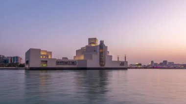 Doha 'daki İslami Sanatlar Müzesi günden geceye zaman, Katar