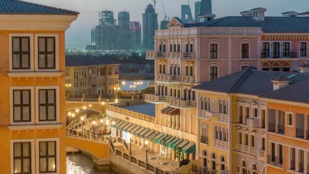卡塔尔多哈珍珠区像威尼斯的Qanat Quartier从早到晚的运河空中俯瞰. — 图库视频影像