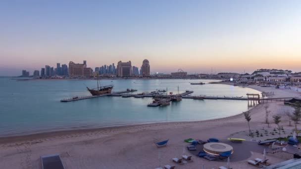 Vista desde Katara Beach día a noche timelapse en Doha, Qatar, hacia el oeste de la bahía y el centro de la ciudad — Vídeos de Stock
