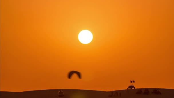 Buggy na pustyni piasku o zachodzie słońca timelapse — Wideo stockowe