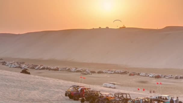 Buggy 's in zandwoestijn bij zonsondergang — Stockvideo