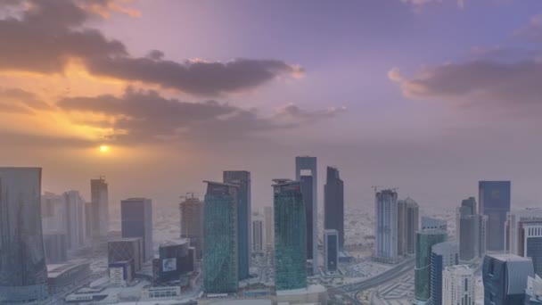 Les gratte-ciel au coucher du soleil se déroulent dans l'horizon du centre commercial de Doha, la capitale Qatar — Video