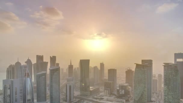 Wolkenkrabbers bij zonsondergang timelapse in de skyline van het commerciële centrum van Doha, de hoofdstad Qatar — Stockvideo