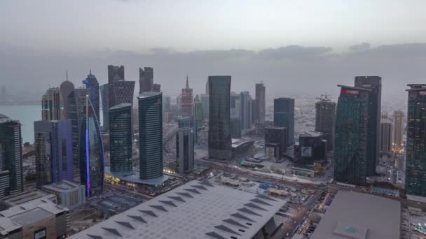 Die Skyline der Westbucht von oben in Doha Tag und Nacht im Zeitraffer, Katar. — Stockvideo