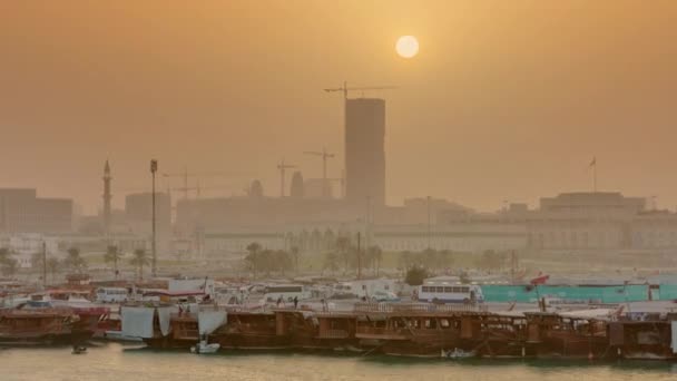 Solnedgång vid Doha Bay timelapse med traditionella trä Dhow fiskebåtar. — Stockvideo