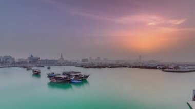 Geleneksel ahşap Dhow Balıkçı tekneleriyle Doha Körfezi 'nde gün batımı.