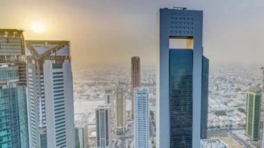Günbatımında gökdelenler Başkent Katar 'ın ticaret merkezi Doha' nın ufuk çizgisinde.