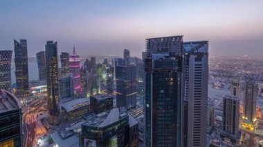Batı Körfezi bölgesinin ufuk çizgisi Doha 'da günden geceye zaman çizgisi, Katar.
