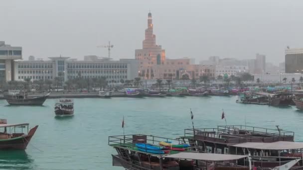 Avond in Doha Bay dag tot nacht timelapse met traditionele houten Dhow vissersboten. — Stockvideo
