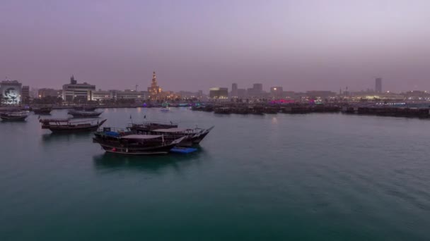 Kvällstid i Doha Bay dag till natt timelapse med traditionella trä Dhow fiskebåtar. — Stockvideo