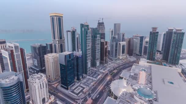 Die Skyline der Westbucht von oben in Doha Tag und Nacht im Zeitraffer, Katar. — Stockvideo