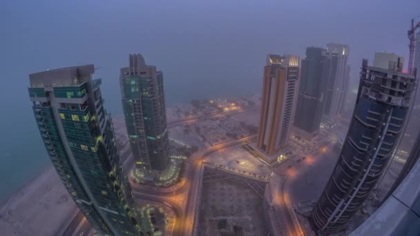 Batı Körfezi bölgesinin ufuk çizgisi Doha 'da günden geceye zaman çizgisi, Katar. — Stok video