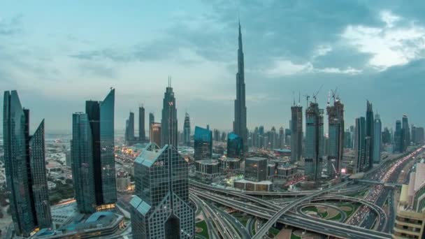 Moderne wolkenkrabbers en drukke avondwegen van dag tot nacht timelapse in luxe Dubai stad, Dubai, Verenigde Arabische Emiraten — Stockvideo