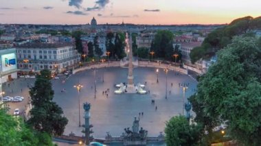 Büyük şehir meydanının havadan görünümü, Piazza del Popolo gündüz gece timelapse, Roma gün batımından sonra