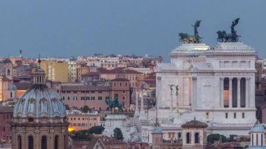 Roma, İtalya 'nın tarihi şehir merkezinin panoramik görüntüsü günden geceye