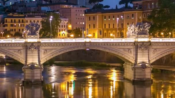Ponte Vittorio Emanuele II is een brug over de Tiber van dag tot nacht in Rome, Italië — Stockvideo