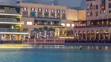 Dubai 'nin Dans Çeşmesi ve Göl Gününden Geceye Dubai' de alacakaranlıkta, BAE.
