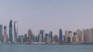Dubai Marina silueti günden geceye zaman çizelgesi Dubai, BAE 'deki Palm Jumeirah' dan görüldüğü gibi..