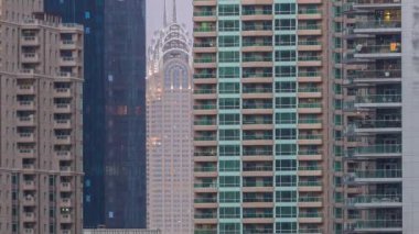 Dubai Marina Kuleleri ve Kanal Dubai 'de gündüz ve gece saatleri