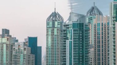 Dubai Marina Kuleleri ve Kanal Dubai 'de gündüz ve gece saatleri