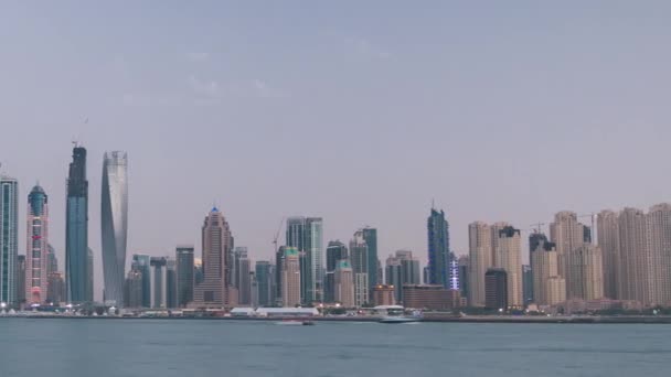Dubai Marina skyline giorno e notte timelapse visto da Palm Jumeirah a Dubai, Emirati Arabi Uniti. — Video Stock