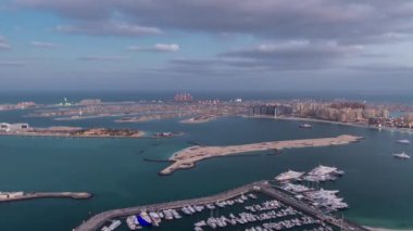 Jumeirah Palm Island 'da gece gündüz Dubai' de Dubai marinasının çatısından çekiliyor.