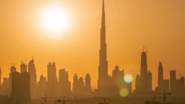 Akşam saatlerinde Dubai şehir merkezinin ufuk çizgisi ile gün batımı.