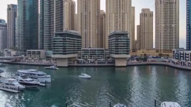 Dubai Marina Kuleleri ve Kanal Dubai 'de gündüz ve gece saatleri