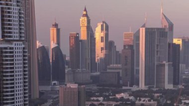 Dubai şehir merkezi ufuk çizgisinden gece saatine. Şeyh Zayed yolunun çatısı. Çok sayıda aydınlatma kulesi var..