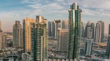 Dubai, BAE 'deki Dubai Marina' nın günbatımında hava görüntüsü.