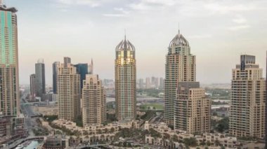 Dubai, BAE 'deki Dubai Marina' nın gündüz gece hava görüntüsü.