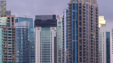 Dubai Marina Kuleleri ve Kanal Dubai 'de gündüz ve gece saatleri