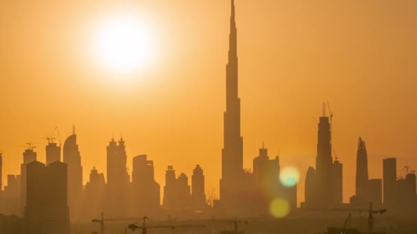 Puesta de sol con horizonte del centro de Dubai por la noche timelapse. — Vídeos de Stock