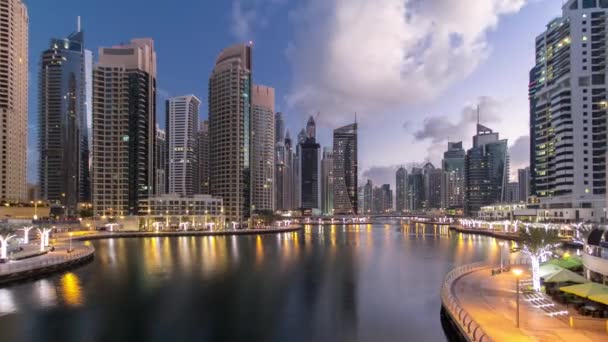 Dubai Marina torens en kanaal in Dubai nacht tot dag timelapse — Stockvideo