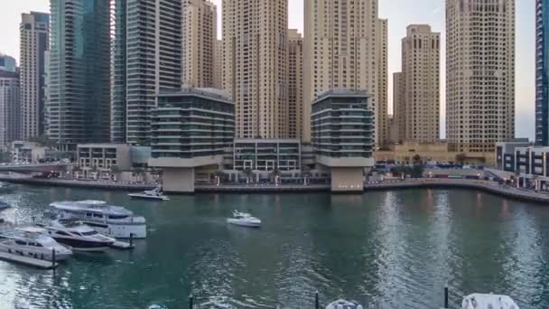 Dubai Marina torres y canal en Dubai día a noche timelapse — Vídeos de Stock