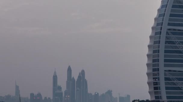 Dubai skyline med Burj Al Arab hotel dag till natt timelapse. — Stockvideo